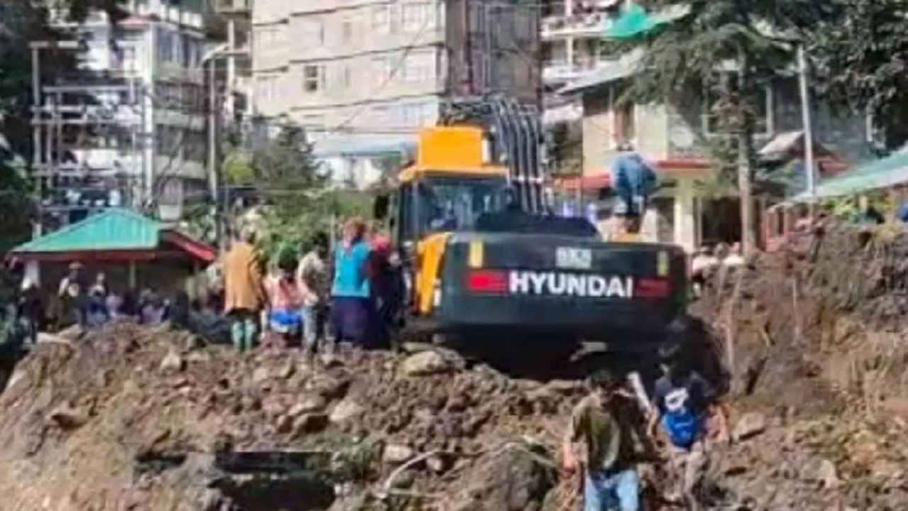 राहत की खबर: पांच दिन बाद लेह-मनाली हाईवे बहाल, छोटे वाहनों के लिए खुला रास्ता Leh Manali highway restored after five days