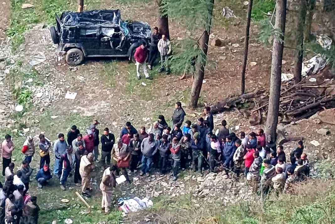 मंडी: पत्नी-बेटी को छोड़कर घर लौट रहे शख्स के साथ खौफनाक हादसा! 200 मीटर गहरी खाई में गिरी कार, मौके पर मौत Accident in Mandi