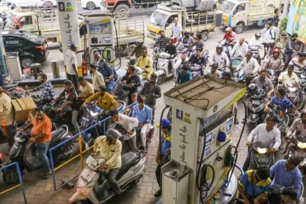 सरकार ने पेट्रोल-डीजल पर एक्साइज ड्यूटी घटाई, बेंगलुरु में अब क्या हैं दाम? Bangalore News