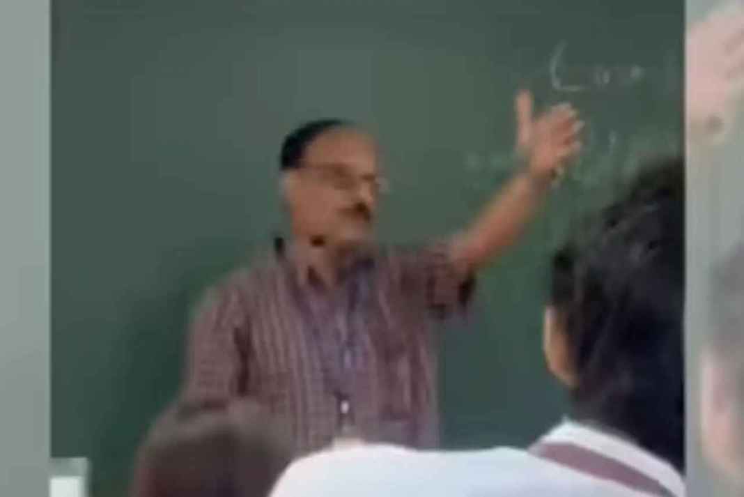 बेंगलुरु की PES यूनिवर्सिटी में विवाद, प्रोफेसर ने मुस्लिम छात्र को ‘टेररिस्ट’ कहा, FIR दर्ज, निलंबन के बाद भी गरमाई सियासत Bengaluru News Karnataka News