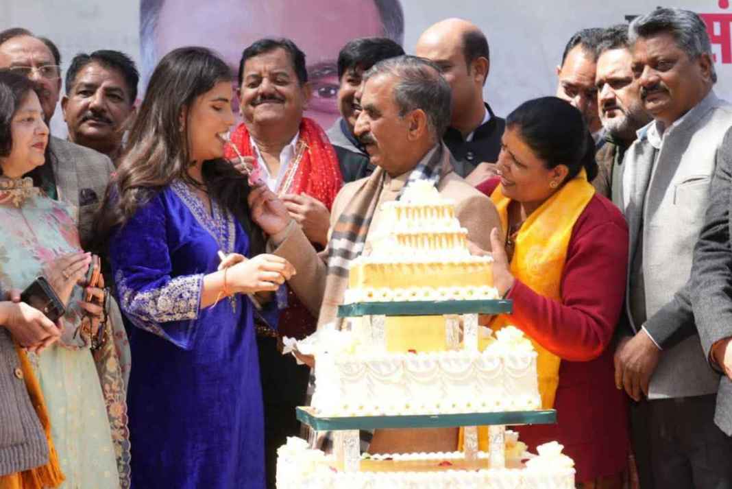 आसमान से बरसे फूल, 62 किलो का केक: मुख्यमंत्री सुक्खू के 63वें जन्मदिन पर ऐसा क्या हुआ जो बन गया चर्चा का विषय? CM Sukhu Birthday