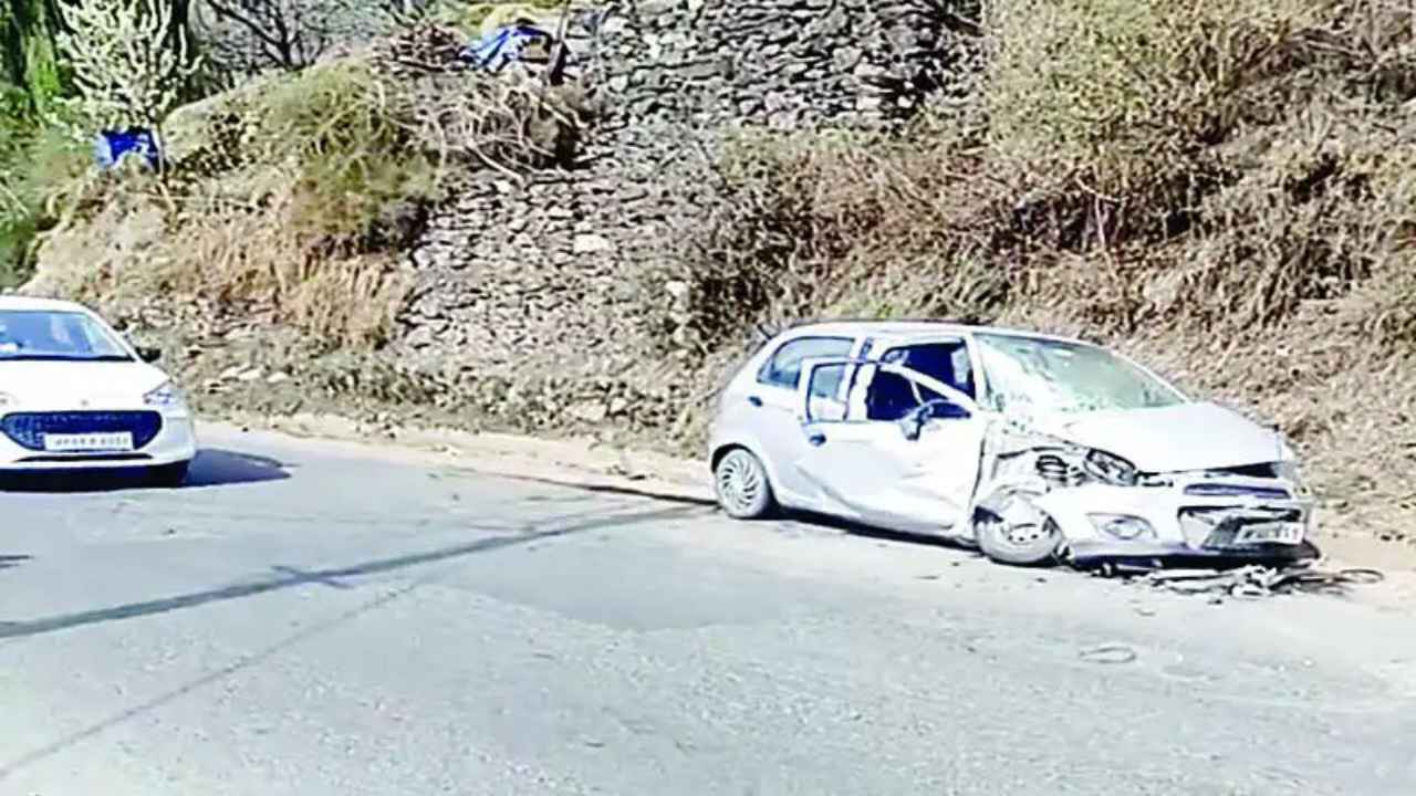 ठियोग में मौत का तांडव: नेशनल हाईवे-5 पर ट्रक से टकराई कार, चालक की मौके पर गई जान, चीखों से दहला इलाका Car Accident in Shimla