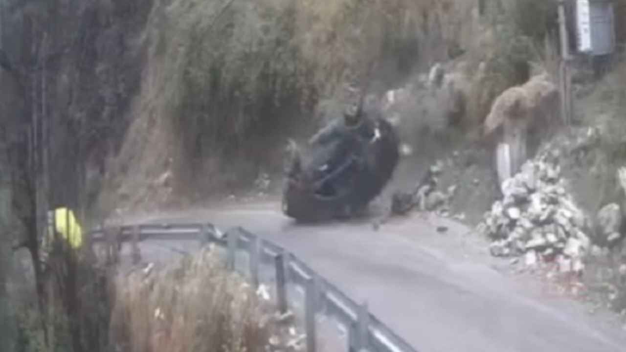 हिमाचल में मौत को चकमा: हवा में कलाबाजियां खाती हुई गिरी कार, अंदर से आ रही थी बच्चों की चीखें Car falls from mountain
