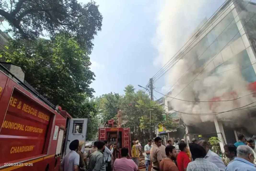 चंडीगढ़ में फिर भड़की भयानक आग! आसमान में छाया काले धुएं का गुबार, दहशत में लोग Chandigarh Fire Incident