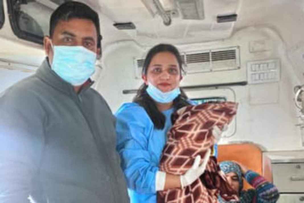 शिमला के पास चलती एंबुलेंस में गूंजी किलकारी, स्वास्थ्य कर्मियों ने देवदूत बनकर बचाई मां और बच्चे की जान Childbirth in an ambulance