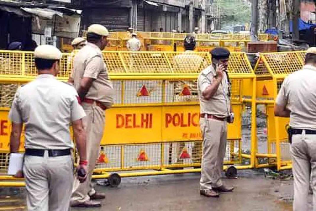 देश के कोर्टों को बम से उड़ाने की धमकी देने वाला निकला प्रोफेसर, सिस्टम से हारकर बना खूंखार अपराधी! जानें क्यों? Delhi Police
