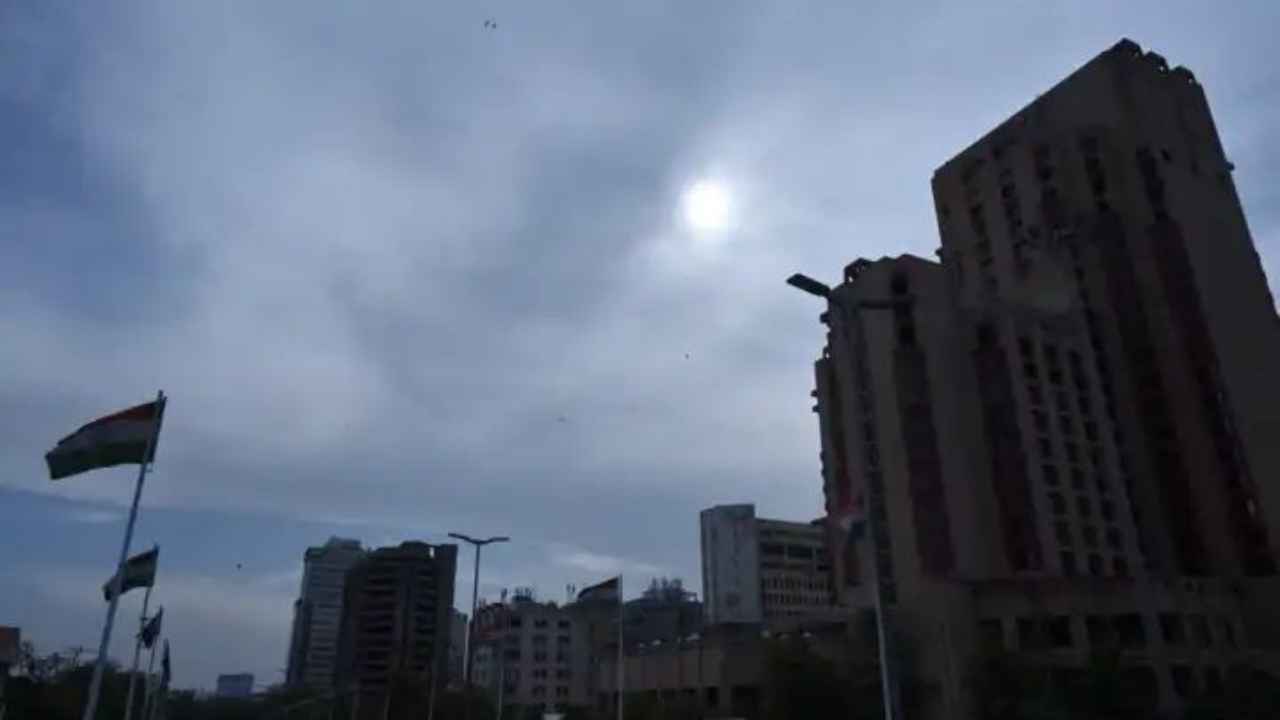 दिल्ली में मौसम का बड़ा उलटफेर! झुलसाने वाली गर्मी के बीच भारी बारिश और अंधड़ का अलर्ट, जारी हुआ यलो अलर्ट DelhiWeather