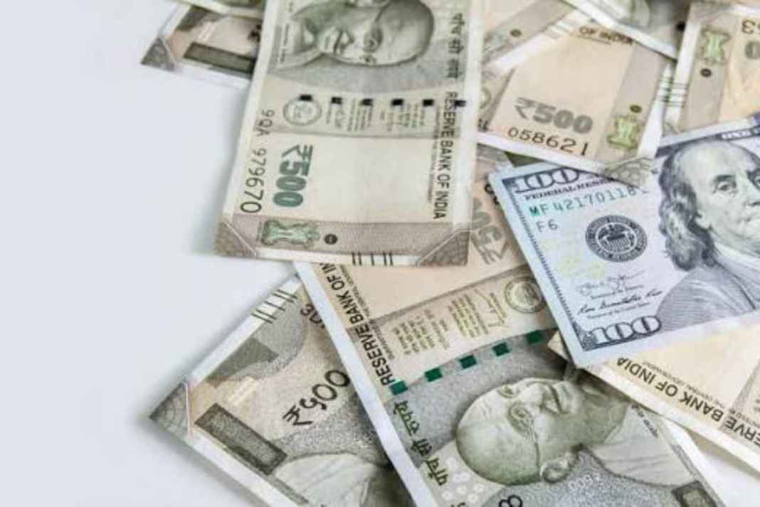 डॉलर के सामने 94.70 पर औंधे मुंह गिरा रुपया, क्या अब आम आदमी की जेब में लगेगी आग? Dollar vs Rupee