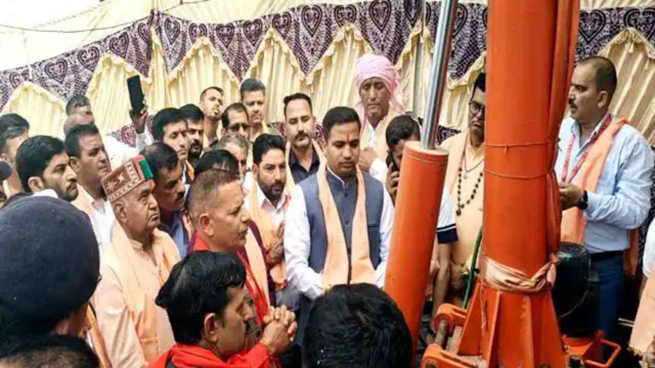 जय बाबा बालक नाथ: शाहतलाई में उमड़ा आस्था का सैलाब, चैत्र मेलों का भव्य आगाज Flag ceremony at Shahtalai