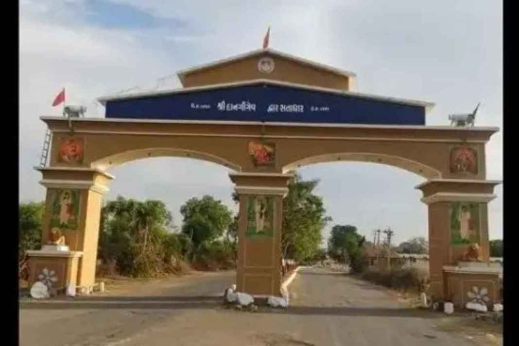 भक्ति की शक्ति से जल रही 10 हजार लोगों की रसोई: गुजरात के इस धाम में गोबर से तैयार हो रहा शाही प्रसाद, देखें आत्मनिर्भरता का जादुई मॉडल Gujarat