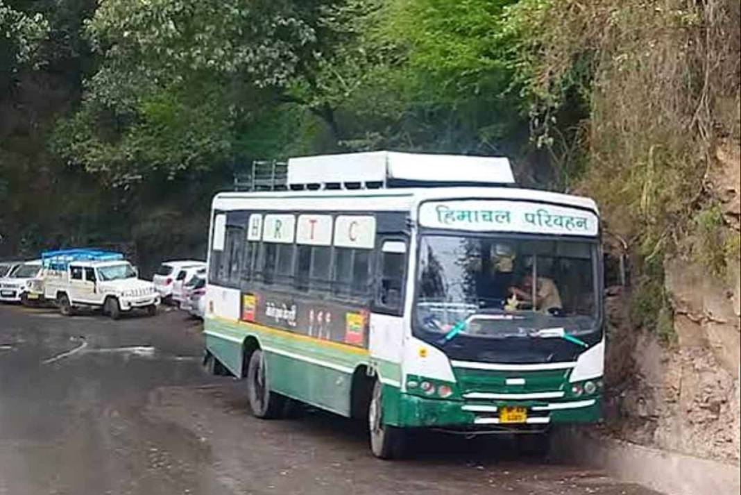हिमाचल में खौफनाक सफर: सवारियों की जान दांव पर लगाकर नशे में धुत HRTC ड्राइवर चला रहा था बस, बाल-बाल बचे लोग HRTC Bus