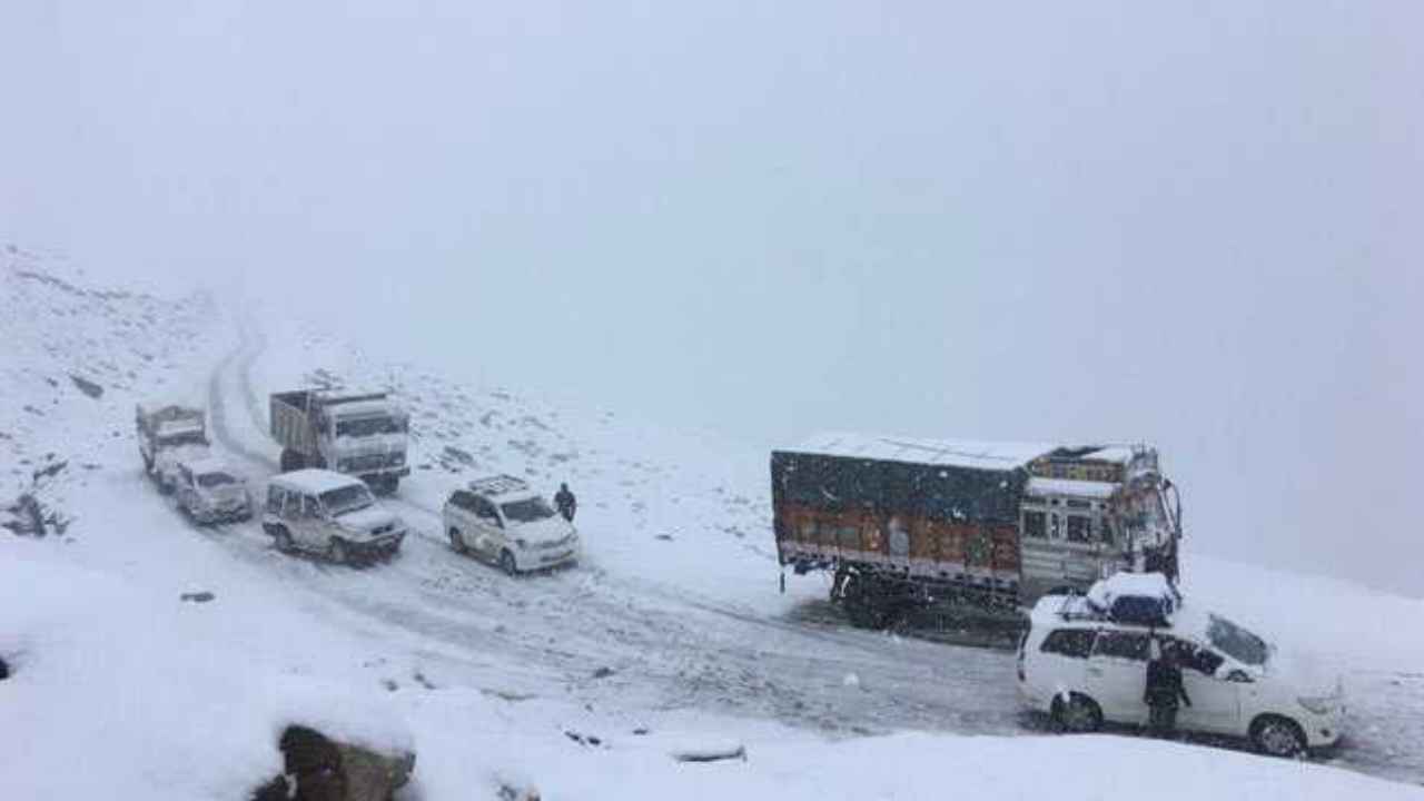 हिमाचल में कुदरत का कहर: 40 किमी की रफ्तार से आएगी आंधी, तीन जिलों के लिए ऑरेंज अलर्ट जारी Himachal Weather