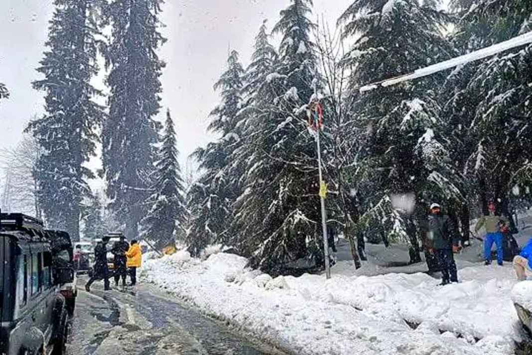 मार्च के अंत में भी लौटी कड़ाके की ठंड! हिमाचल में फिर बर्फबारी, 28-29 मार्च को आंधी-तूफान का खौफनाक अलर्ट Himachal Weather Updates