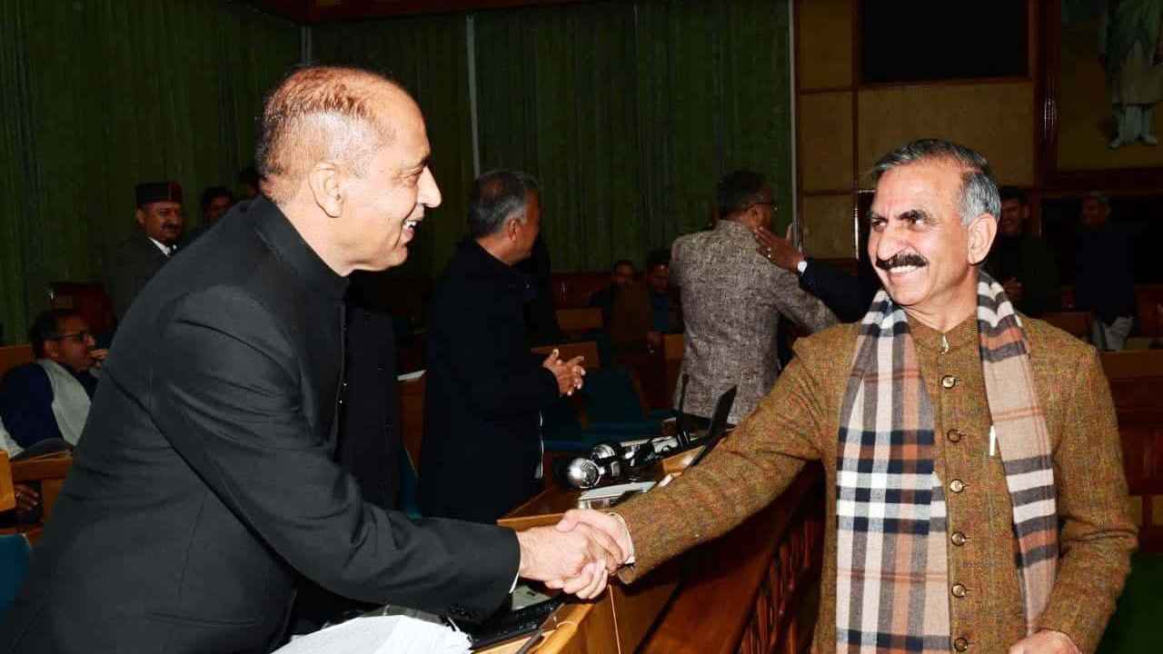 खजाना खाली, कर्ज का बोझ: क्या हिमाचल के मंत्रियों की सैलरी पर चलने वाली है सुक्खू सरकार की कैंची? Jairam Thakur and CM Sukhu in Assembly