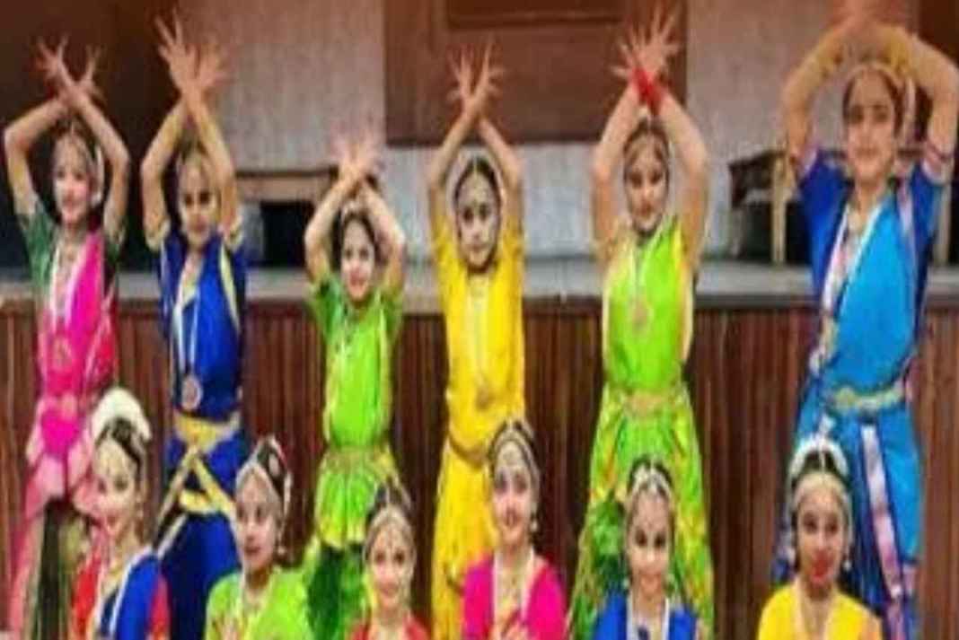 कदमा में पहली बार हो रही बासंती दुर्गा पूजा, 11 फीट ऊंची प्रतिमा बनेगी आकर्षण का केंद्र Jamshedpur News Durga Puja News
