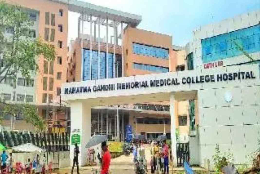 एमजीएम अस्पताल में फिर होमगार्डों का उत्पात, मरीज के ड्राइवर का सिर फोड़ा, पांच टांके लगे Jamshedpur News Hospital News