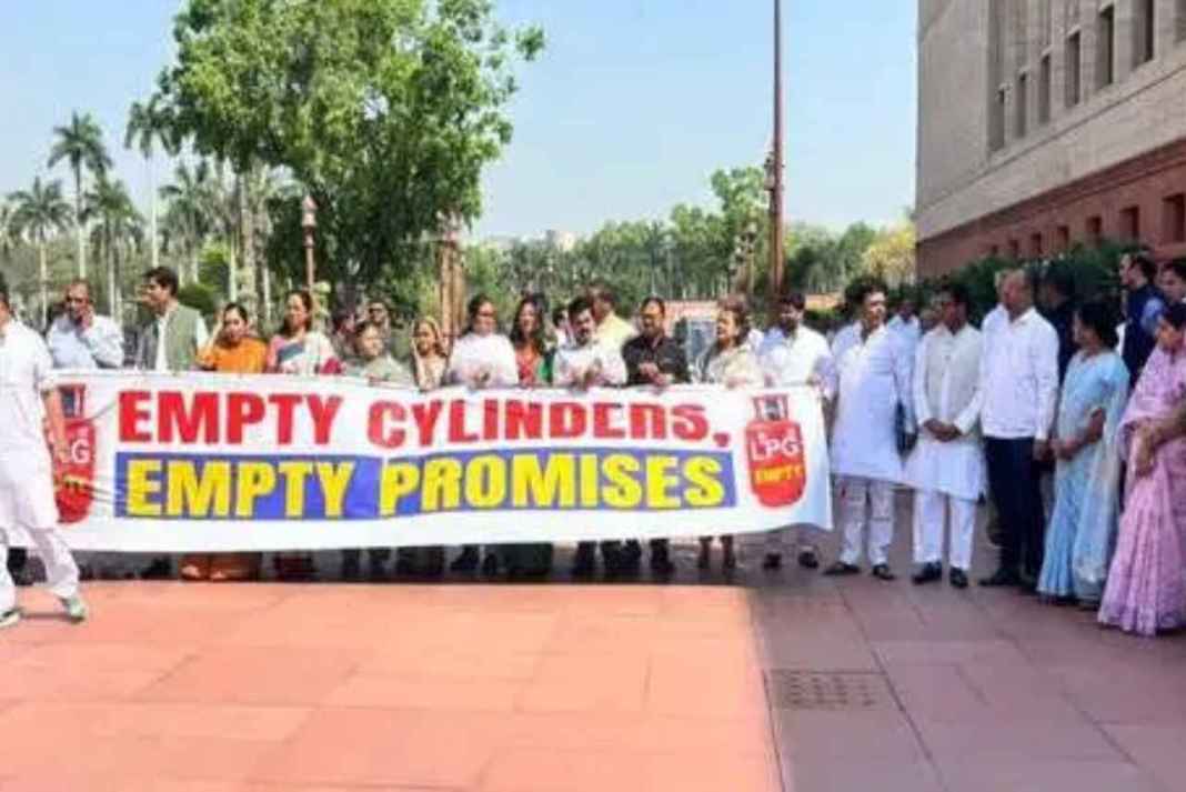 LPG संकट पर संसद में विपक्ष का हंगामा, ‘खाली सिलेंडर, खोखले वादे’ के नारे LPG Crisis News
