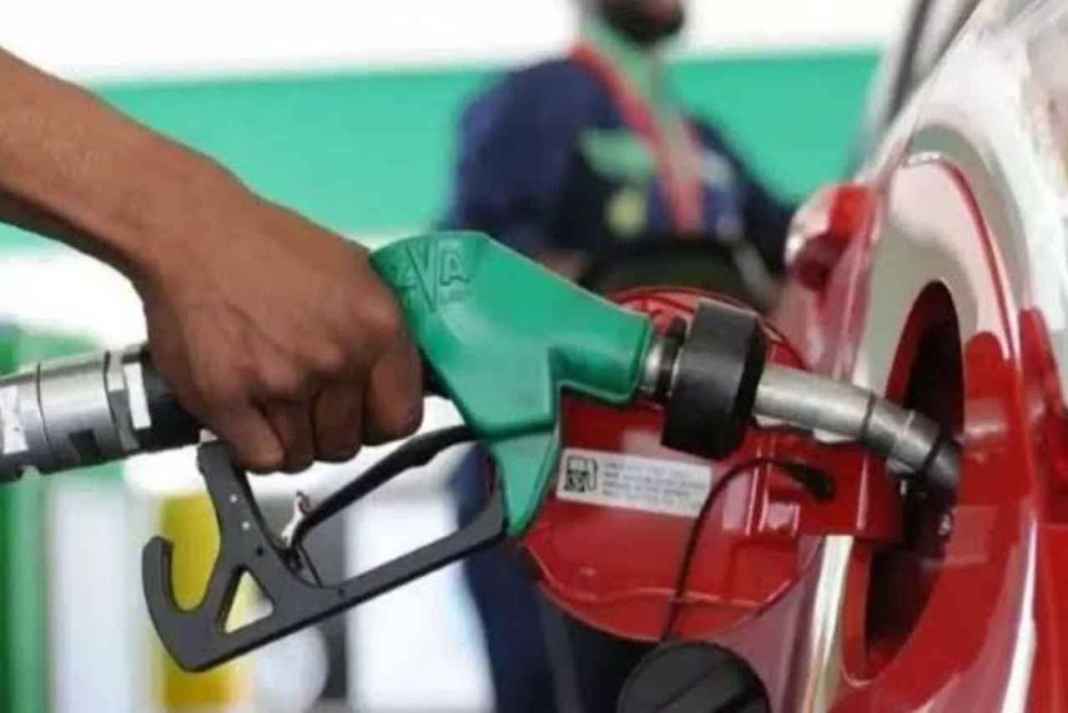 MP में पेट्रोल-डीजल की अफवाह से मची अफरातफरी, प्रशासन ने कहा- 3 महीने का स्टॉक, घबराएं नहीं Madhya Pradesh News
