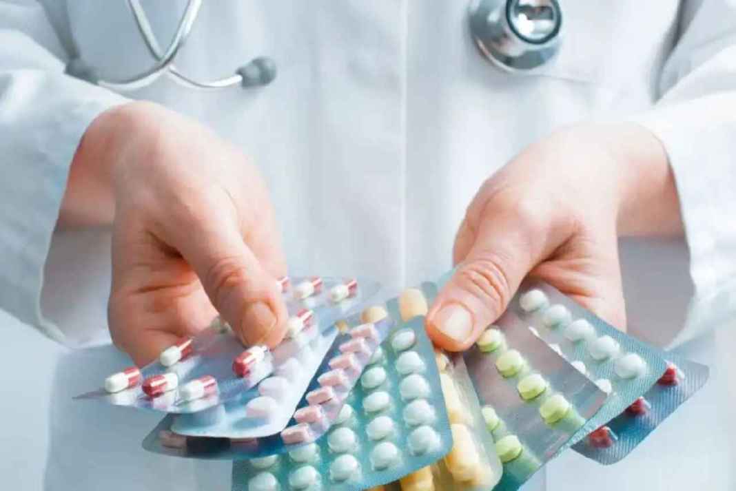 1 अप्रैल से पैरासिटामॉल, एंटीबायोटिक समेत 1000 से अधिक दवाएं होंगी महंगी Medicine Price Hike Health News