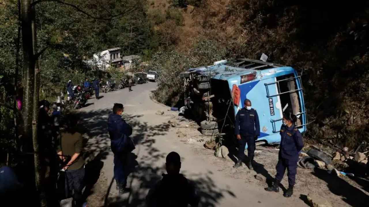 नेपाल में दर्दनाक हादसा, खाई में गिरी बस, 7 भारतीय तीर्थयात्रियों की मौत, ड्राइवर की ये बात मान लेते तो बच जाती जान! Nepal Bus Accident