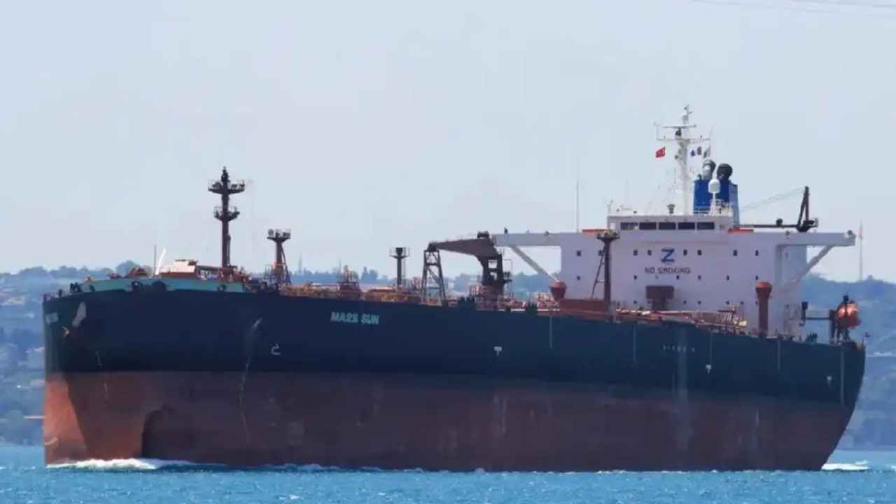 ईरान-इजरायल जंग के बीच भारत का बड़ा दांव, चीन जा रहा रूसी तेल टैंकर अब गुजरात की ओर Oil News India News