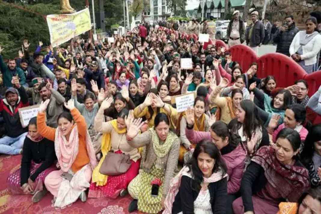 15 साल से पिस रहे कर्मचारियों का फूटा गुस्सा, विधानसभा के बाहर हुआ ऐसा ऐलान कि हिल जाएगी सरकार! Outsourced employees