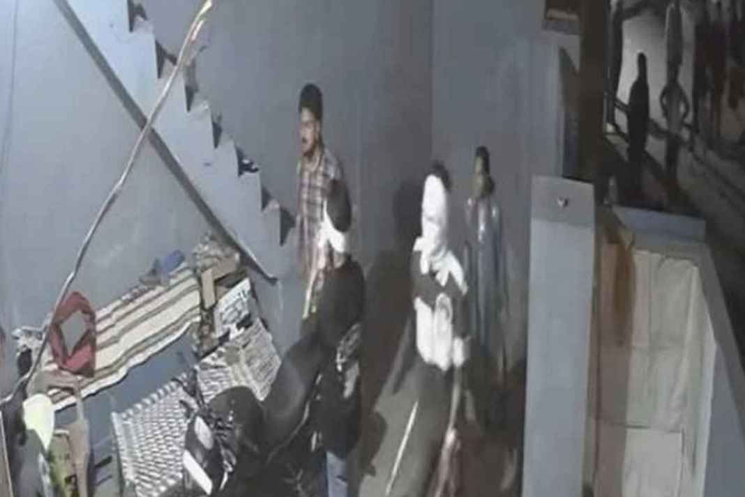 हिमाचल में खौफनाक वारदात: घर में घुसे दर्जनों हथियारबंद बदमाश, नंगी तलवारों से किया हमला, CCTV में कैद हुआ खौफ Paonta Sahib gang war