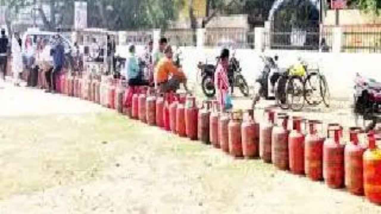 गैस संकट का सच: 9 महीने से बुकिंग नहीं करने वालों के सस्पेंड कनेक्शन के चलते लग रही लाइनें Prayagraj News Uttar Pradesh News