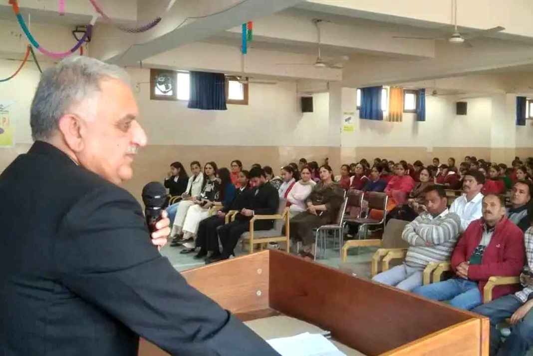 आपके बैंक खाते पर साइबर ठगों की नजर! ITI मंडी में पुलिस ने बताया कैसे बचें इस बड़े जाल से? Purendra Vaidya