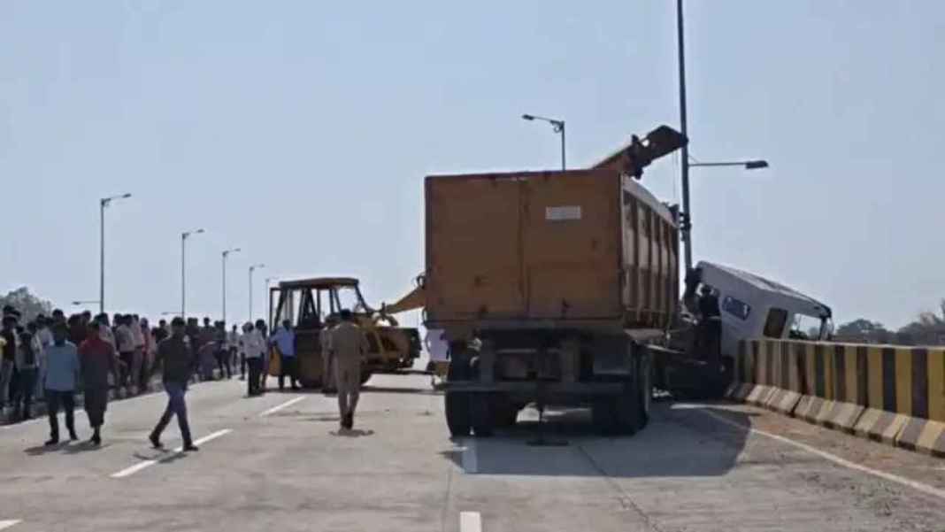 मिर्जापुर में मौत का तांडव! फ्लाईओवर पर ट्रेलर ने बाइक को 50 मीटर तक घसीटा, मां-बेटी की मौके पर मौत RoadAccident