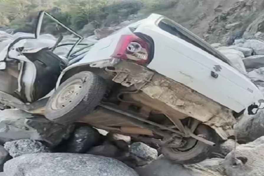 कांगड़ा में खौफनाक सड़क हादसा: रात भर खाई में पड़ी रही लाशें, कार के उड़े परखच्चे Shahpur Accident