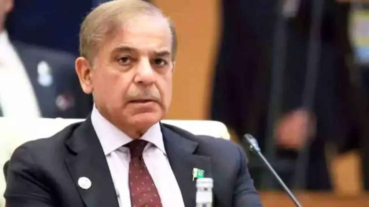 कंगाल होने की कगार पर पाकिस्तान! सरकारी कर्मचारियों की सैलरी में 30% तक की भारी कटौती, मचा हाहाकार Shehbaz Sharif