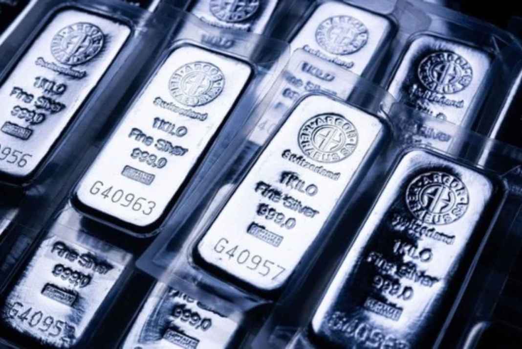 चांदी के दाम में फिर तेजी, 5 रुपये प्रति ग्राम महंगी हुई, MCX पर 2.24 लाख के पार Silver Price Business News