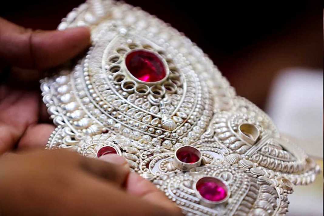 चांदी की कीमतों में ऐतिहासिक गिरावट: निवेशकों के करोड़ों डूबे, क्या अब खरीदारी का सही समय है? Silver Pricen1