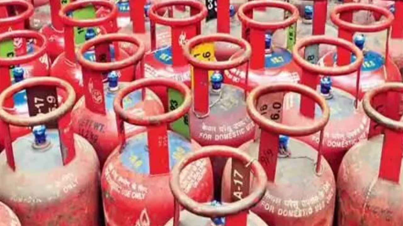 बाराबंकी: बीमार माता-पिता के लिए गैस सिलेंडर लेने को माली को तीन बजे रात से लगानी पड़ी लाइन, दोपहर को मिला सिलेंडर Uttar Pradesh News