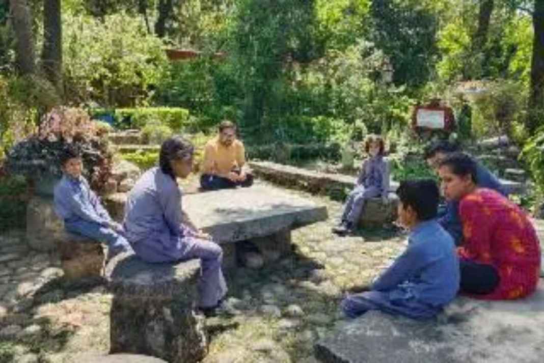 उत्तराखंड का ‘उल्टा-पुल्टा’ स्कूल: यहां खेत-नदी किनारे पढ़ाई, बच्चों के साथ सीखते हैं पेरेंट्स भी Uttarakhand News Education News