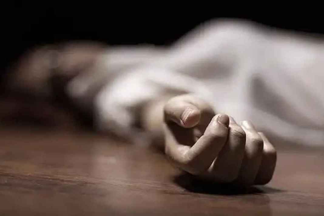 हमीरपुर में खौफनाक वारदात: 10 महीने की बच्ची को बिलखता छोड़ फंदे से झूल गई 21 साल की मां, सुसराल में मचा कोहराम Woman Died
