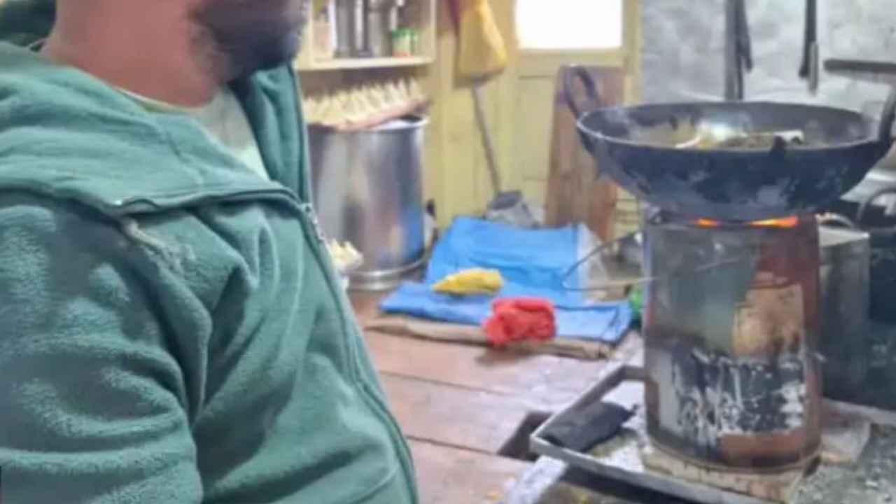 शिमला में रसोई गैस का हाहाकार: क्या फिर लौट आया 90 का दशक? कोयले की भट्ठियों ने ली गैस की जगह food being cooked on the stove