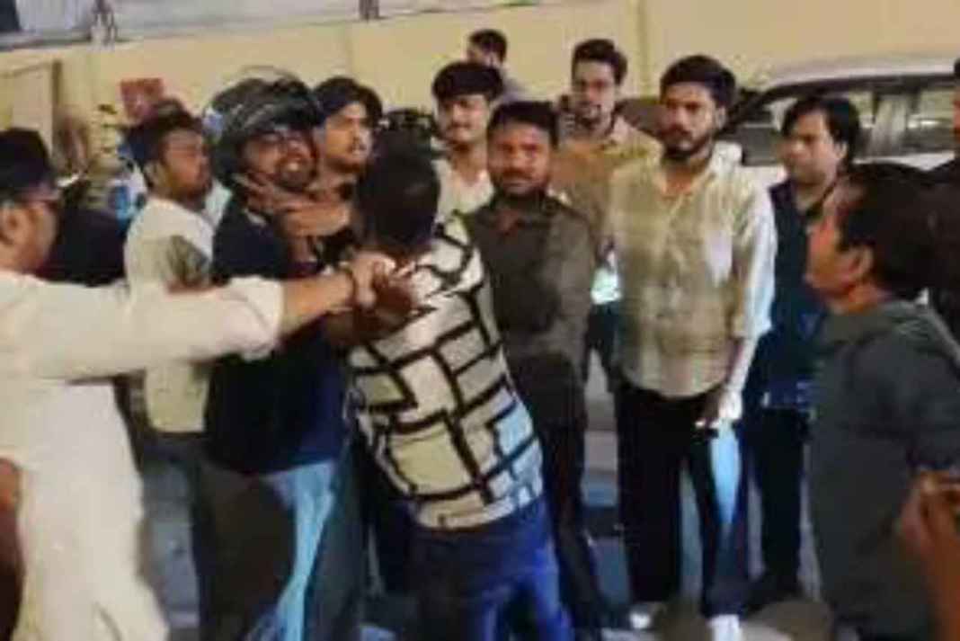 कानपुर के टॉकीज में फिल्म देखते वक्त अंधेरे में मनचले ने की गंदी हरकत, फिर पब्लिक ने जो किया… वीडियो वायरल molestation in cinema hall