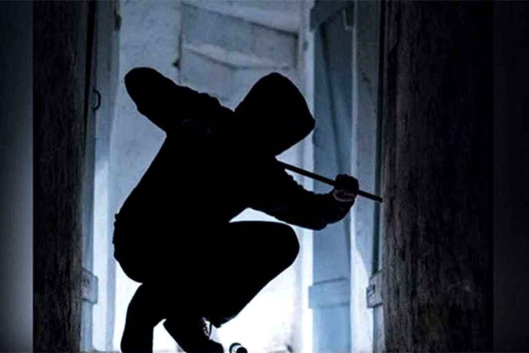 कुल्लू में शातिरों का बड़ा हाथ: सूने घर से 12 लाख की संपत्ति साफ, पुलिस की कार्रवाई और सुरक्षा पर सवाल theft in Kullu