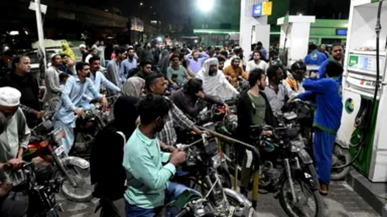 अंधेरे में डूबेगा पाकिस्तान? 14 अप्रैल के बाद खत्म हो जाएगी गैस, आसमान छू रहे पेट्रोल-डीजल के दाम, जानें क्या है खौफनाक ‘इनसाइड स्टोरी’ uproar in Pakistan
