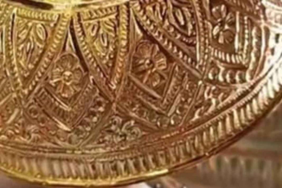 माता चिंतपूर्णी के दरबार में बड़ा चमत्कार, मन्नत पूरी होने पर भक्त ने रातों-रात चढ़ा दिया 16 लाख का सोना 11 tola gold umbrella