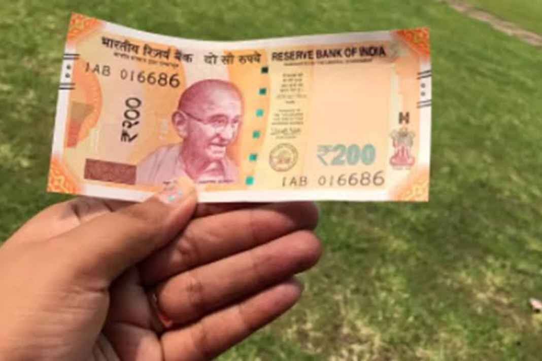 हमीरपुर में ठगी: दुकान पर चाय पीने आए दो युवक, 74 साल के बुजुर्ग के साथ कर गए ऐसा खेल कि उड़ गए होश 200 Rupees Note