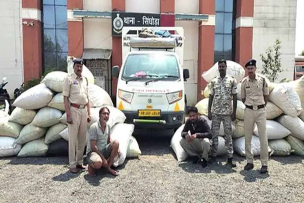 चेकिंग के लिए रोकी पिकअप वैन, अंदर का नजारा देख पुलिस भी रह गई सन्न, करोड़ों का माल जब्त 2 smugglers arrested