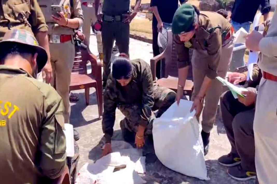 पांवटा साहिब में तड़के 4 बजे पड़ी वन विभाग की रेड, छत पर छिपा था मौत का ऐसा खौफनाक सामान कि उड़ गए होश A cache of wildlife parts recovered