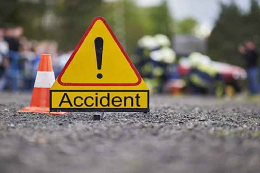 हमीरपुर में HRTC बस और ट्रक के बीच भीषण टक्कर, बाल-बाल बची यात्रियों की जान, चालक अस्पताल में भर्ती Accident