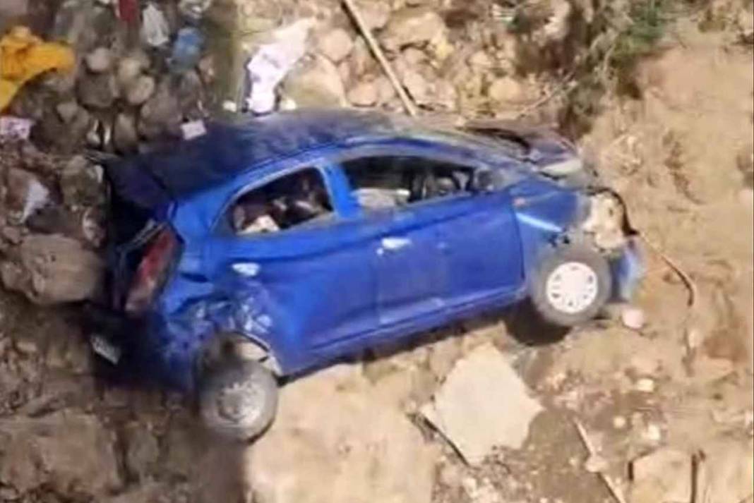 रिजल्ट की खुशी मातम में बदली! मंडी में खाई में गिरी बच्चों से भरी कार, चीख-पुकार सुनकर कांप गया दिल Accident In Sundernagar