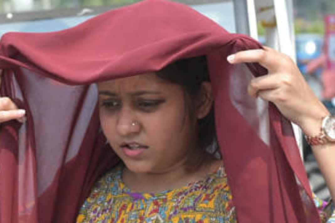 महाराष्ट्र में अप्रैल में ही कहर बरपा रही भीषण गर्मी, खेत में काम कर रही महिला की संदिग्ध मौत से बढ़ी चिंता, IMD ने जारी किया येलो अलर्ट Ahilyanagar Maharashtra