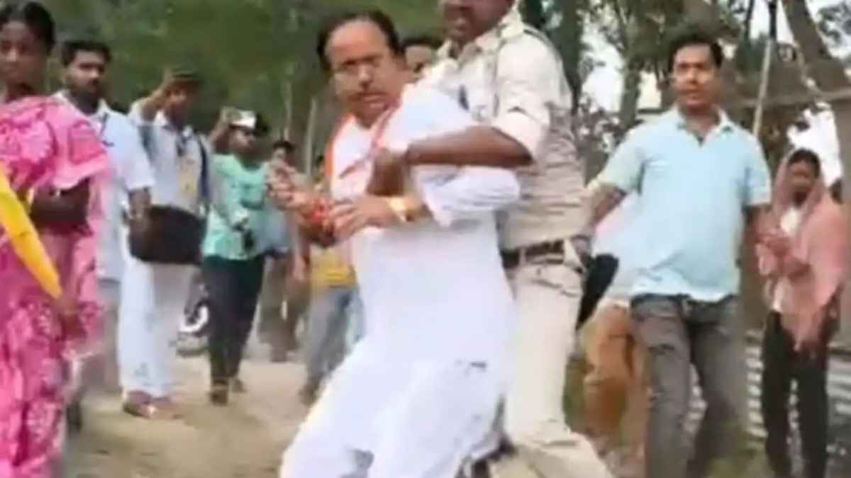 पश्चिम बंगाल चुनाव में खूनी संघर्ष: जान बचाकर भागे भाजपा उम्मीदवार, कहीं देसी बम चले तो कहीं सुरक्षाबलों का लाठीचार्ज BJP candidate Suvendu Sarkar was chased and beaten.