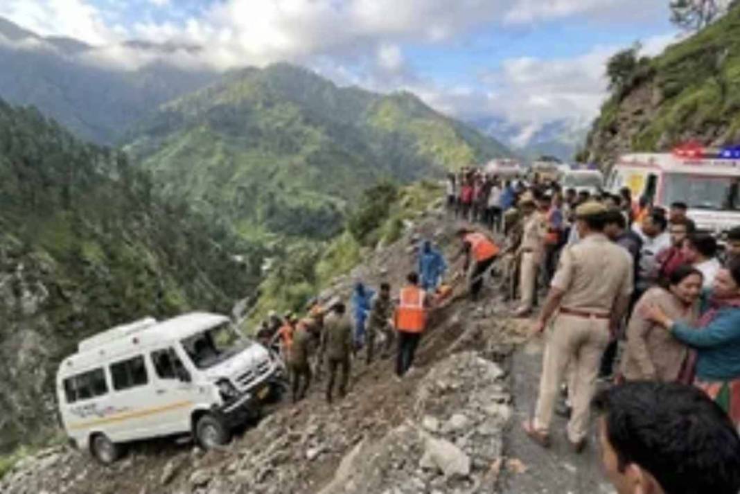 हिमाचल के कुल्लू में चीखों से गूंजी घाटी, 15 पर्यटकों से भरी ट्रैवलर बस गहरी खाई में गिरी, खौफनाक मंजर देख कांपे लोग Banjar Accident